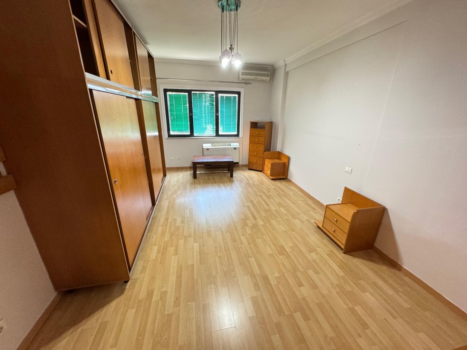 Tirane, jepet me qera apartament 2+1 Kati 8, 100 m² 700 € (stacioni i trenit)