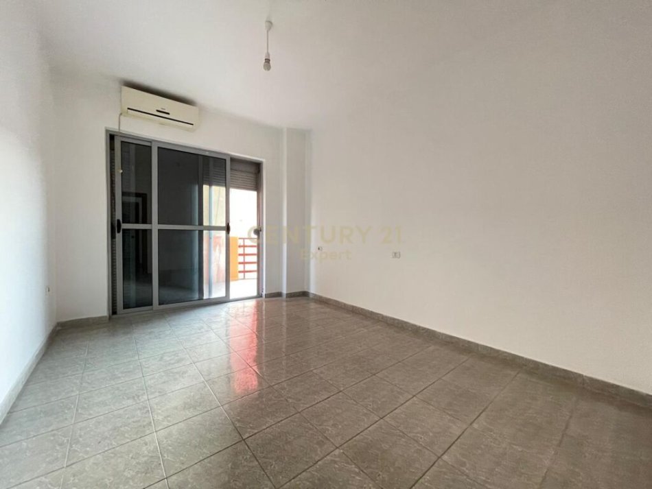 Tirane, shitet apartament 2+1 Kati 2, 108 m² 165.000 € (ndodhet Buze autostrades tek rrethrrotullimi i Selites , Tiranë)