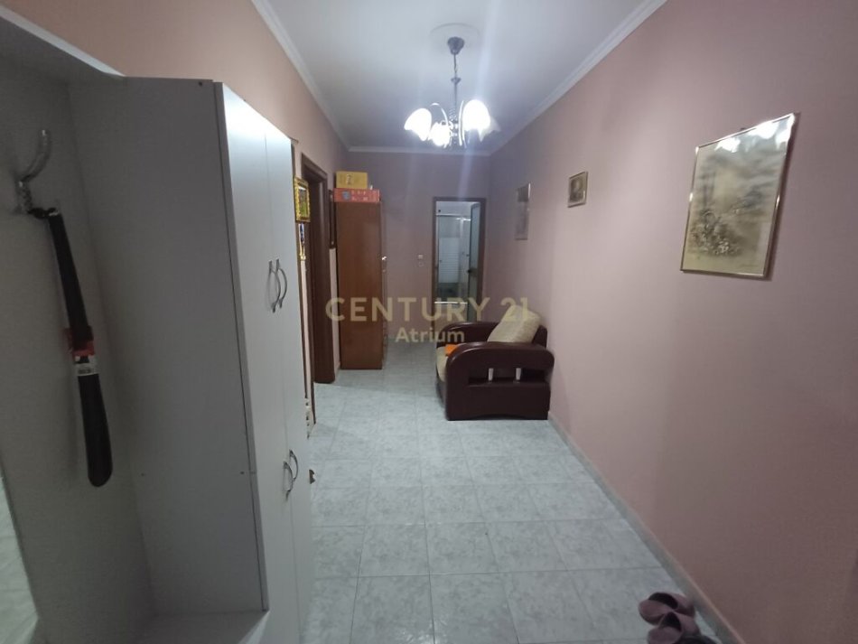 Tirane, shitet apartament 2+1+Ballkon Kati 1, 140.000 € (prane bllokut te ambasadave, perballe hotel COLOSSEO ne rrugen e Durresit)