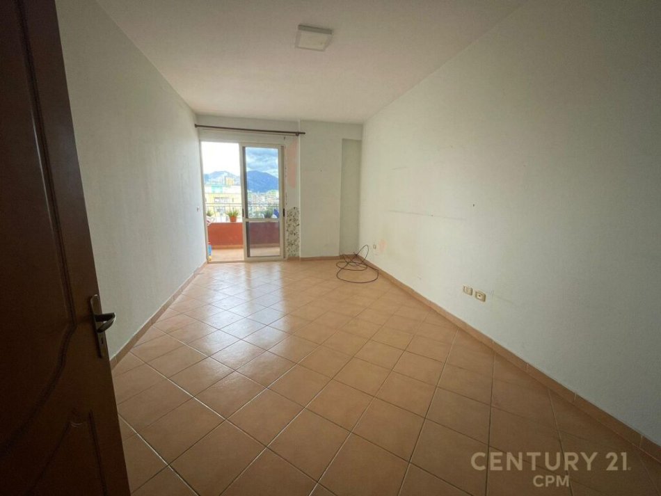 Tirane, shitet apartament 2+1+Ballkon Kati 9, 95 m² 175.000 € (apartament te Komuna e Parisit afer Rr. Kosovareve)