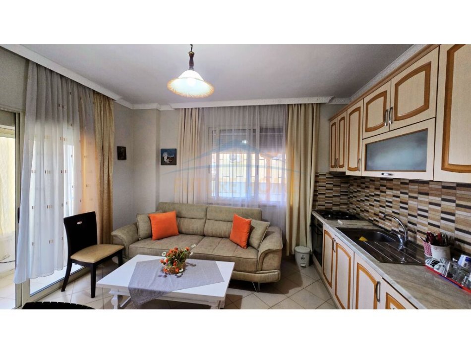 Durres, jap me qera apartament 1+1+Ballkon Kati 4, 160 m² 350 € (shkembi i kavajes)