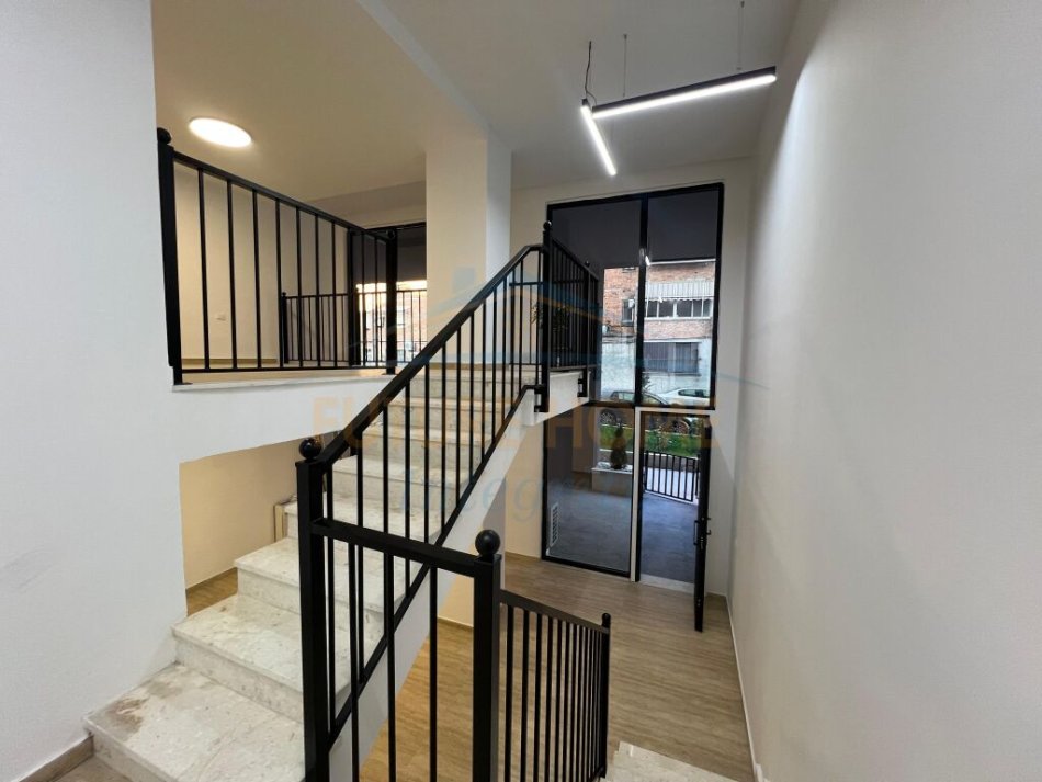 Tirane, jepet me qera ambjent biznesi Kati 0, 90 m² 1.000 € (pazari i ri)