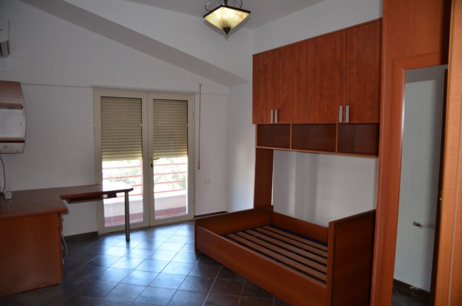 Tirane, jepet me qera apartament 4+1 Kati 5, 210 m² 1.200 € (liqeni i thate)
