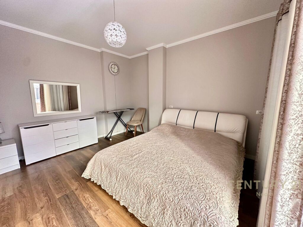 Shitet apartament 3+1+2 prane Liqenit te Thate!!
