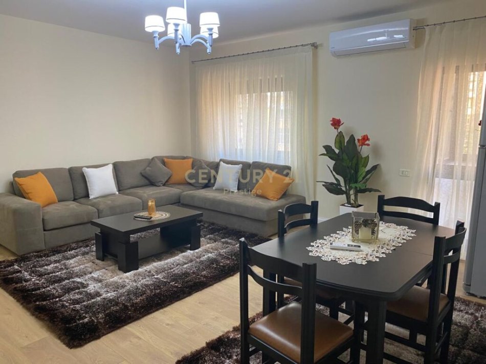 Tirane, jepet me qera apartament 2+1 Kati 3, 70 m² 1.000 € 