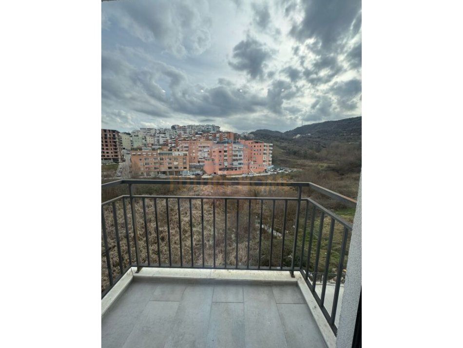 Tirane, shitet apartament 2+1+Ballkon Kati 2, 96 m² 230.000 € (kodra e diellit)
