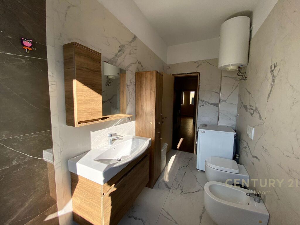Shitet apartament 3+1+2 prane Liqenit te Thate!!
