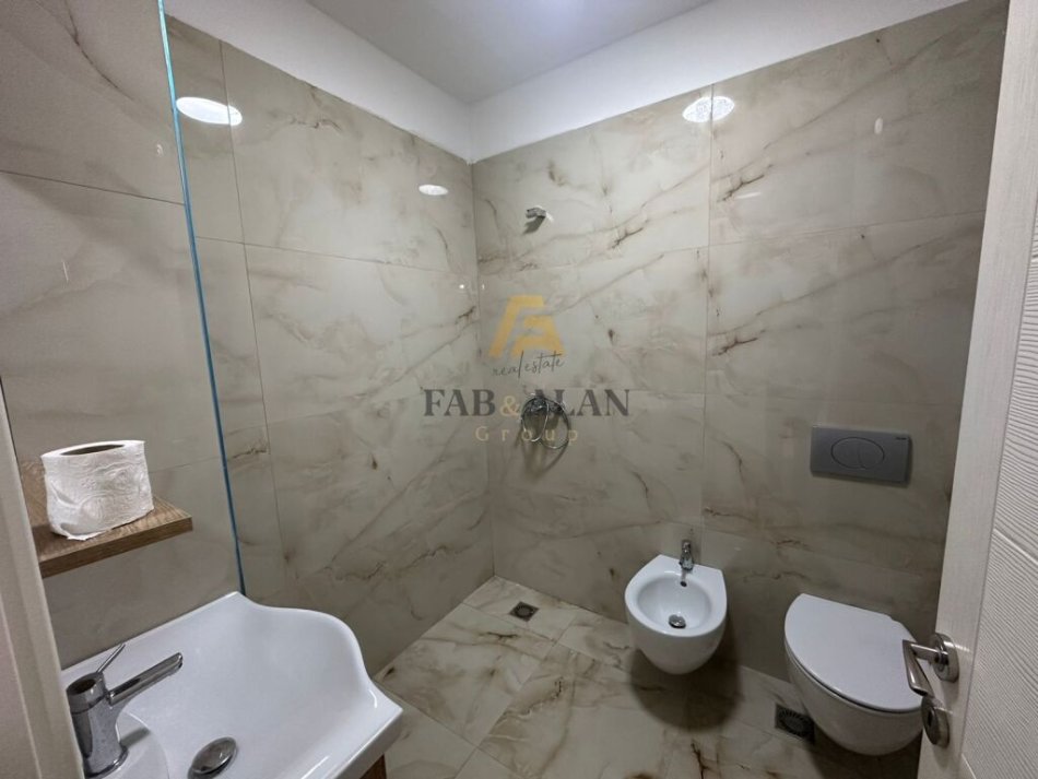 Tirane, jepet me qera apartament 3+1+2 Kati 3, 110 m² 700 € (Ish Profarma)