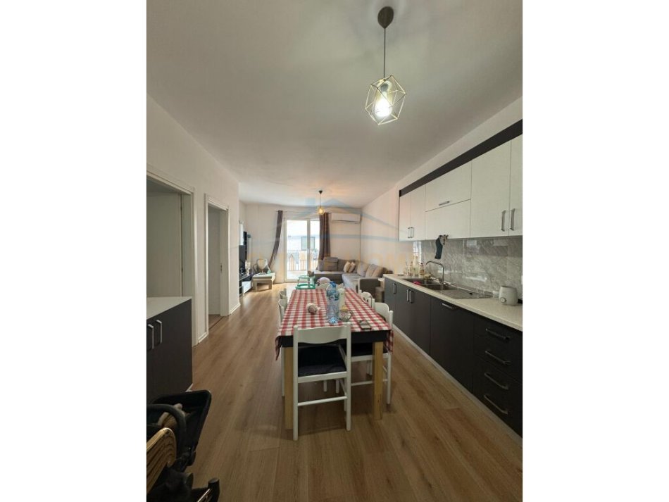 Tirane, shitet apartament 2+1 Kati 5, 135 m² 210.000 € (Yzberisht)