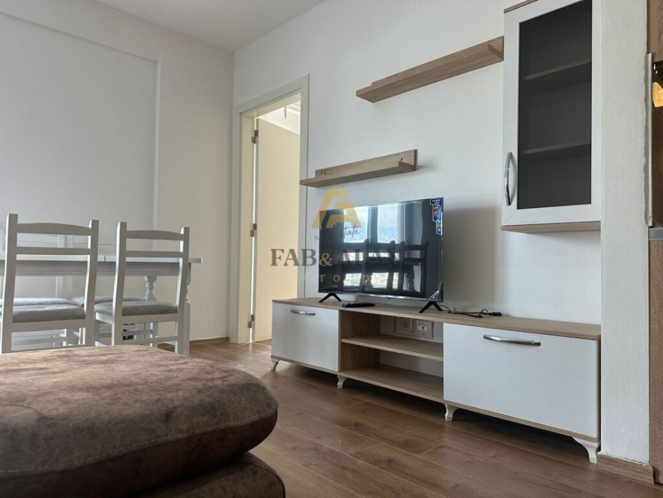 Tirane, jepet me qera apartament 3+1+2 Kati 3, 110 m² 700 € (Ish Profarma)