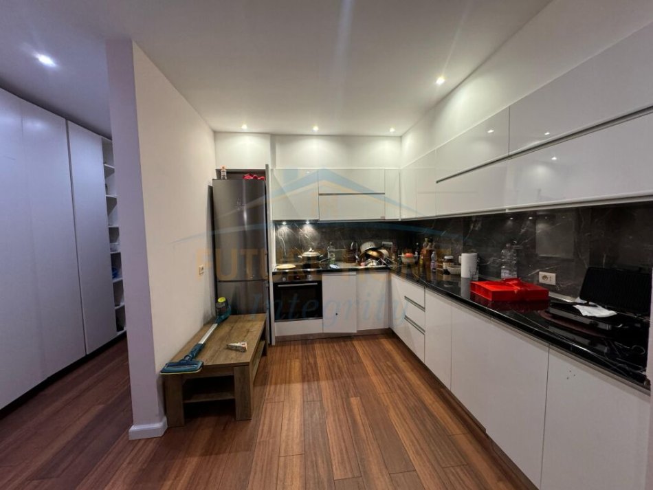 Tirane, shitet apartament 2+1+Ballkon Kati 3, 74 m² 210.000 € (Selvia)