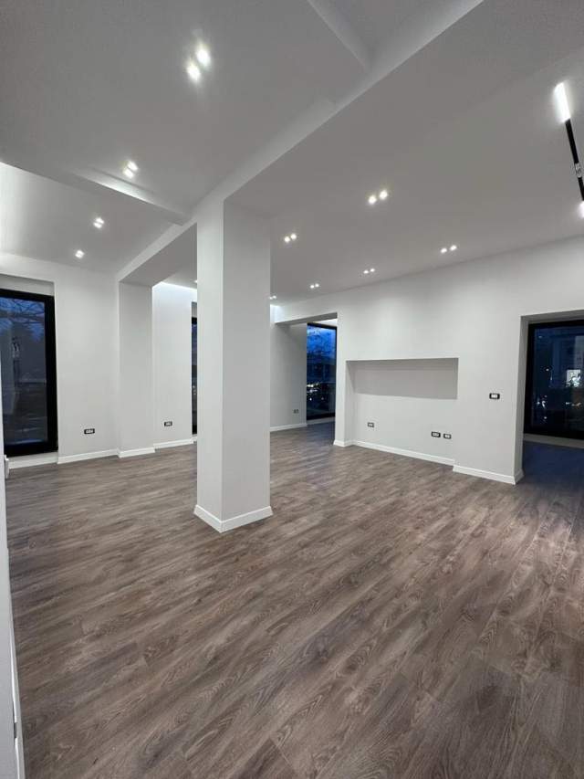 Tirane, jepet me qera ambjent biznesi Kati 2, 70 m² 1500 Euro