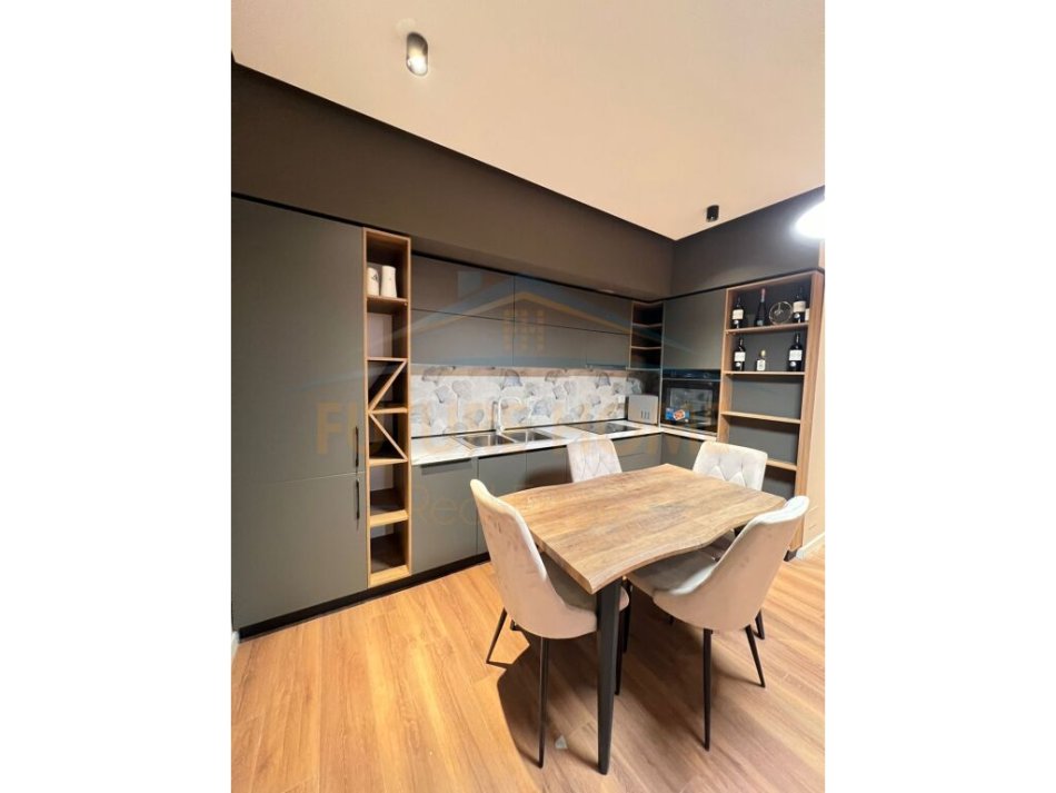 Tirane, jepet me qera apartament 2+1 Kati 5, 100 m² 750 € (Fusha e Aviacionit)