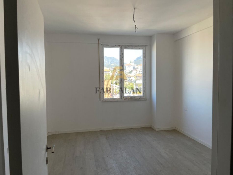 Tirane, shitet apartament 2+1+2 Kati 3, 101 m² 135.000 € (Shkoze)
