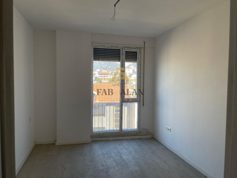 Tirane, shitet apartament 2+1+2 Kati 3, 101 m² 135.000 € (Shkoze)