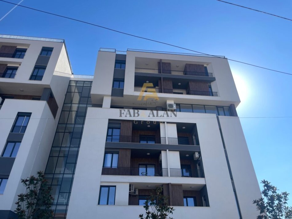 Tirane, shitet apartament 2+1+2 Kati 3, 101 m² 135.000 € (Shkoze)