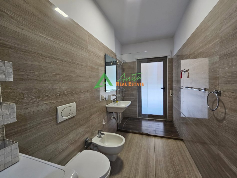 Tirane, jepet me qera apartament 3+1+Ballkon Kati 7, 130 m² 1.000 € (Rruga e Kavajes)