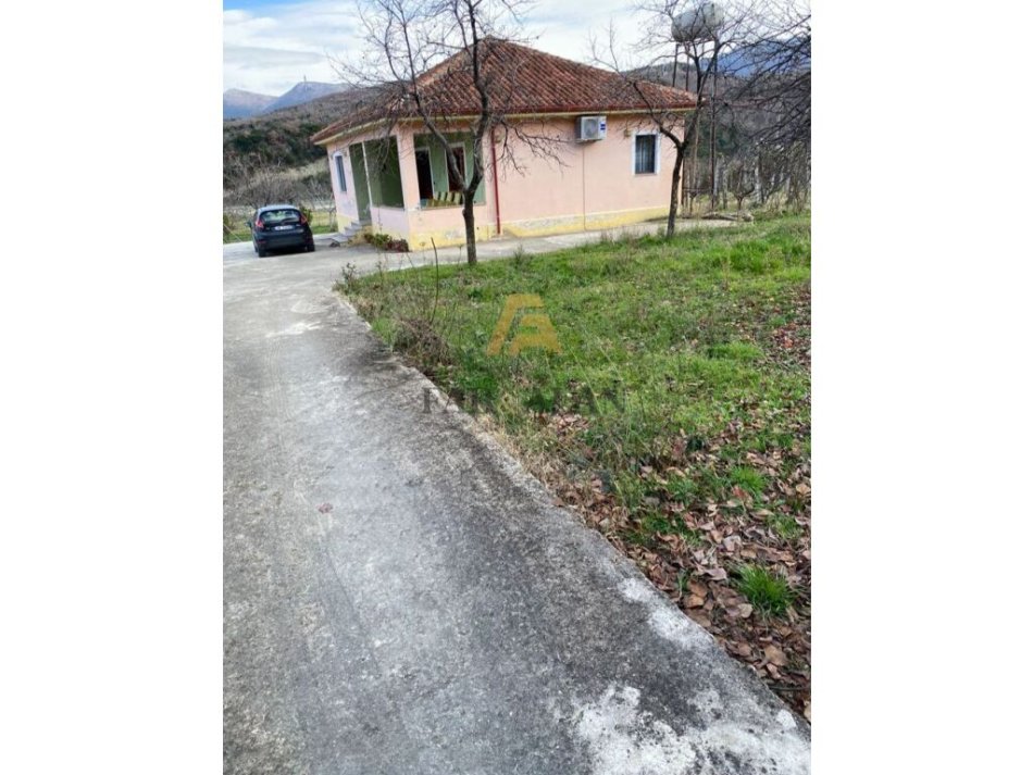 Tirane, shitet shtepi 1 Katshe , 1.800 m² 320.000 € (Berzhite)