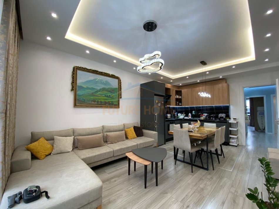 Tirane, shitet apartament 2+1+Ballkon Kati 2, 101 m² 183.000 € (kinostudio)