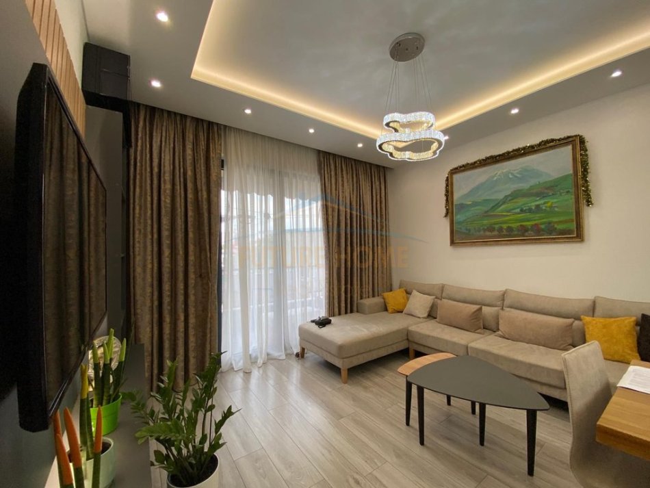 Tirane, shitet apartament 2+1+Ballkon Kati 2, 101 m² 183.000 € (kinostudio)