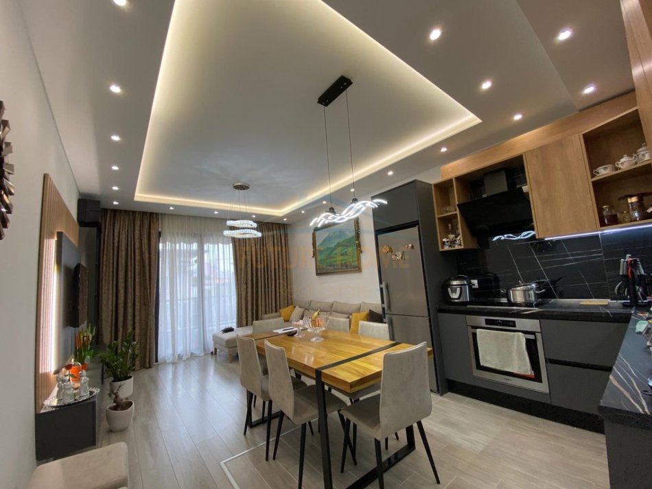 Tirane, shitet apartament 2+1+Ballkon Kati 2, 101 m² 183.000 € (kinostudio)