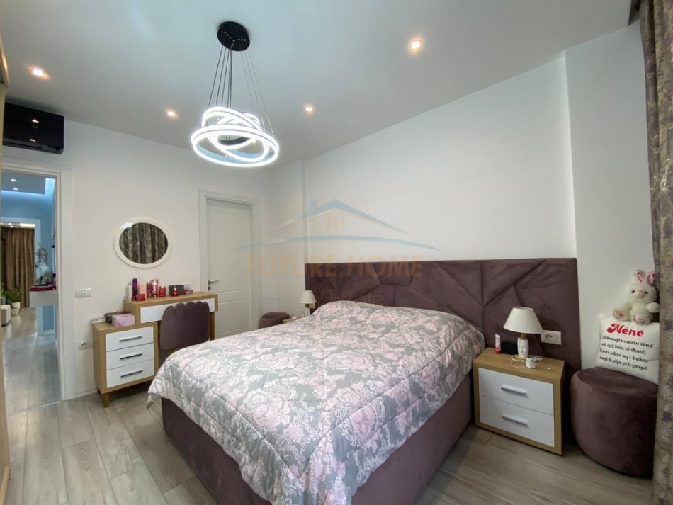 Tirane, shitet apartament 2+1+Ballkon Kati 2, 101 m² 183.000 € (kinostudio)