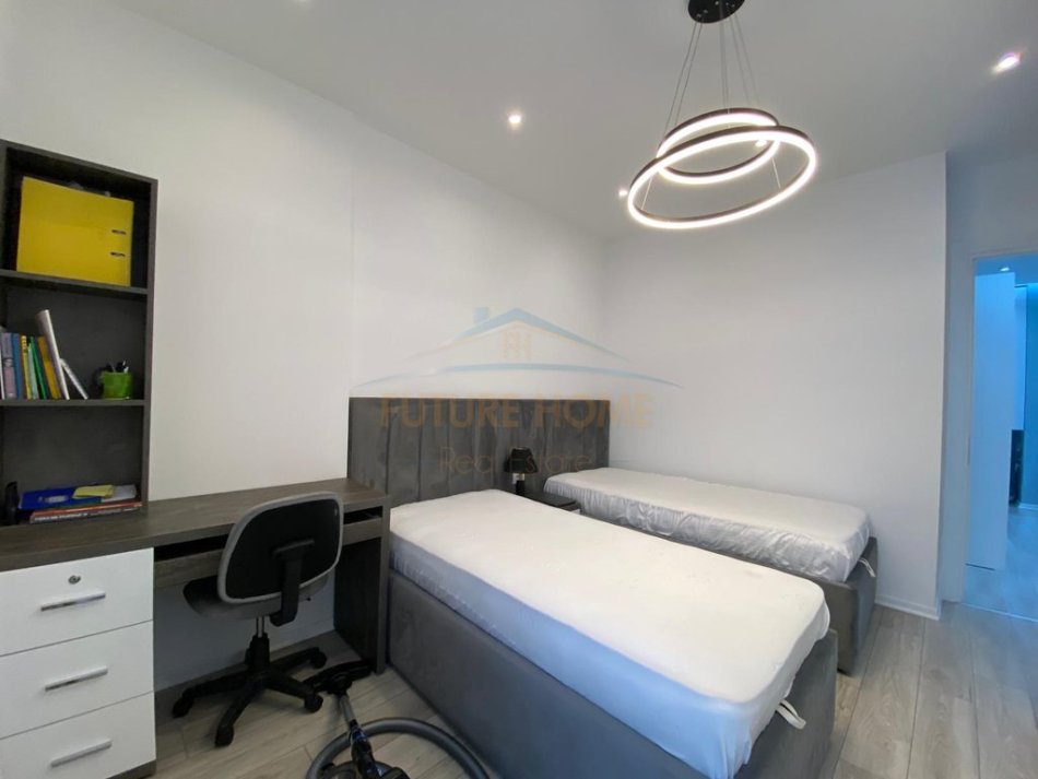 Tirane, shitet apartament 2+1+Ballkon Kati 2, 101 m² 183.000 € (kinostudio)