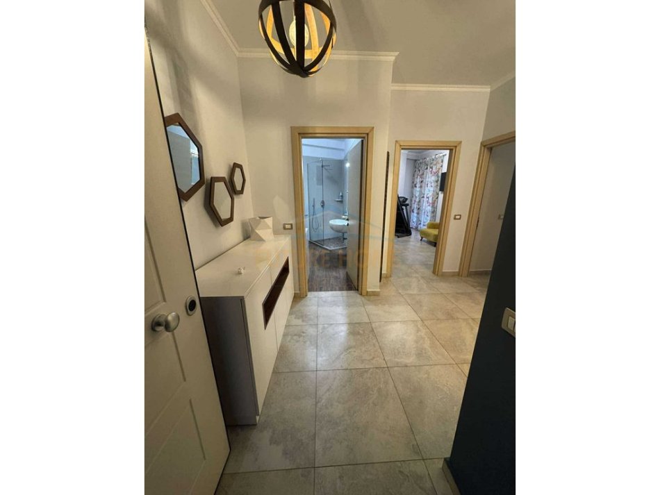 Tirane, shitet apartament 2+1+Ballkon Kati 5, 92 m² 165.000 € (unaza e re)