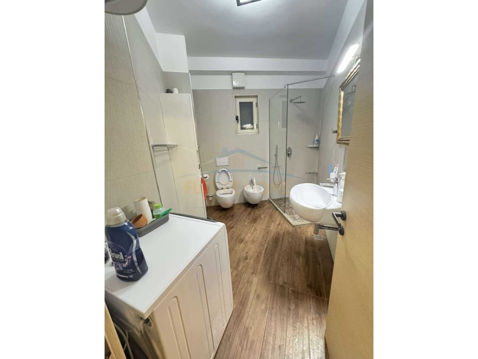 Tirane, shitet apartament 2+1+Ballkon Kati 5, 92 m² 165.000 € (unaza e re)