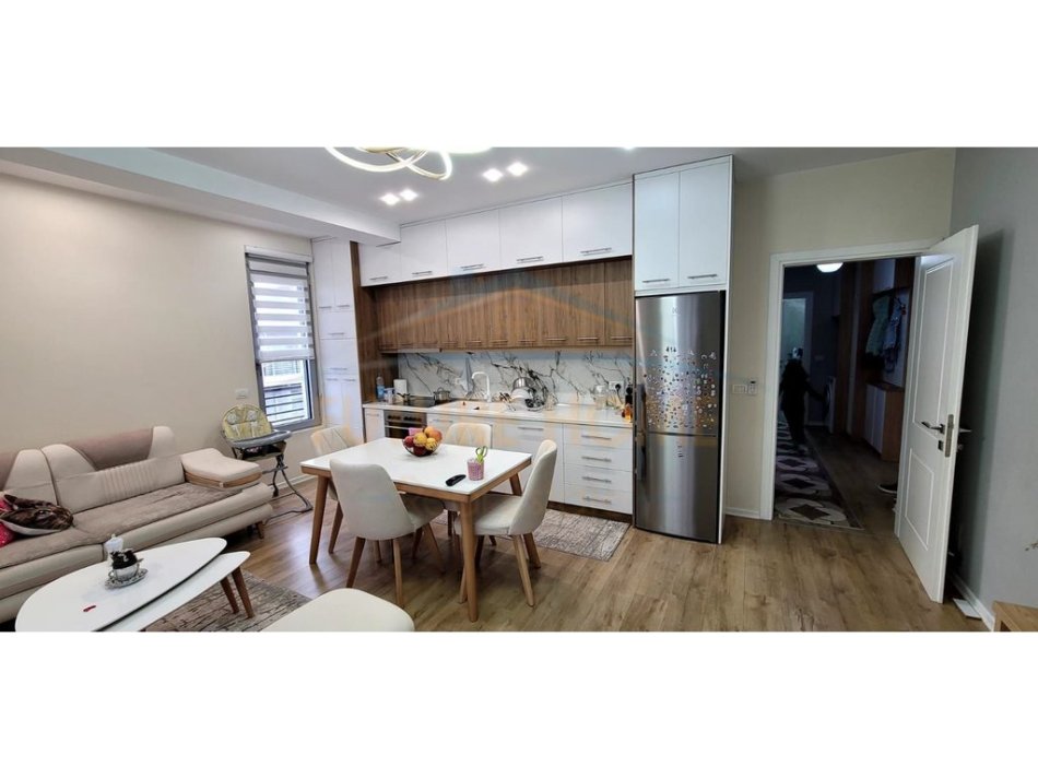 Korce, shitet apartament 2+1+Ballkon Kati 7, 75 m² 100.000 € (Terminali ,Korçë)