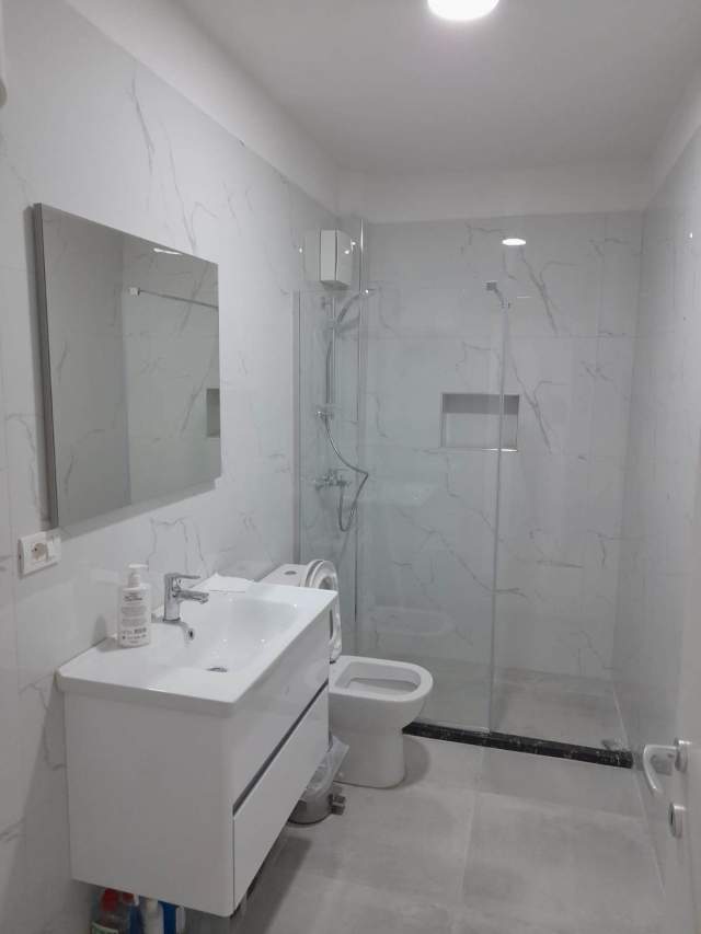 Tirane, jepet me qera apartament Kati 6, 900 Euro (RRUGA MUHAMED GJOLLESHA)