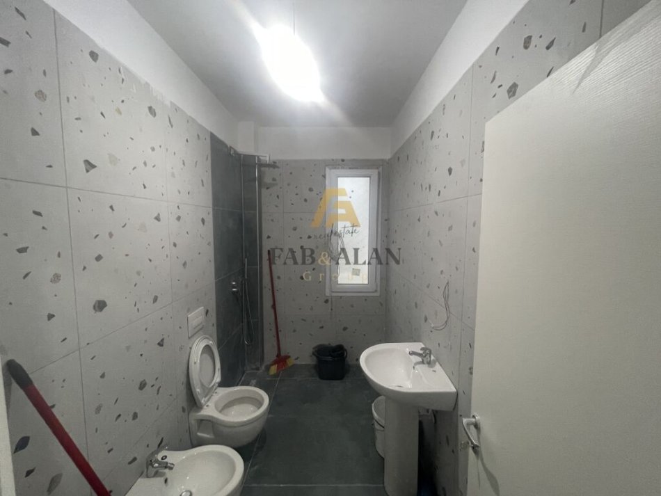 Tirane, jepet me qera apartament 3+1 Kati 9, 113 m² 700 € (Kryqezimi i Laprakes)