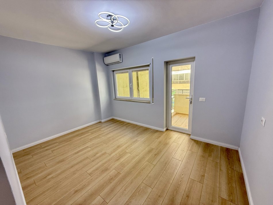 Tirane, shitet apartament 2+1+Ballkon Kati 2, 93 m² 265.000 € (Rruga Him Kolli)