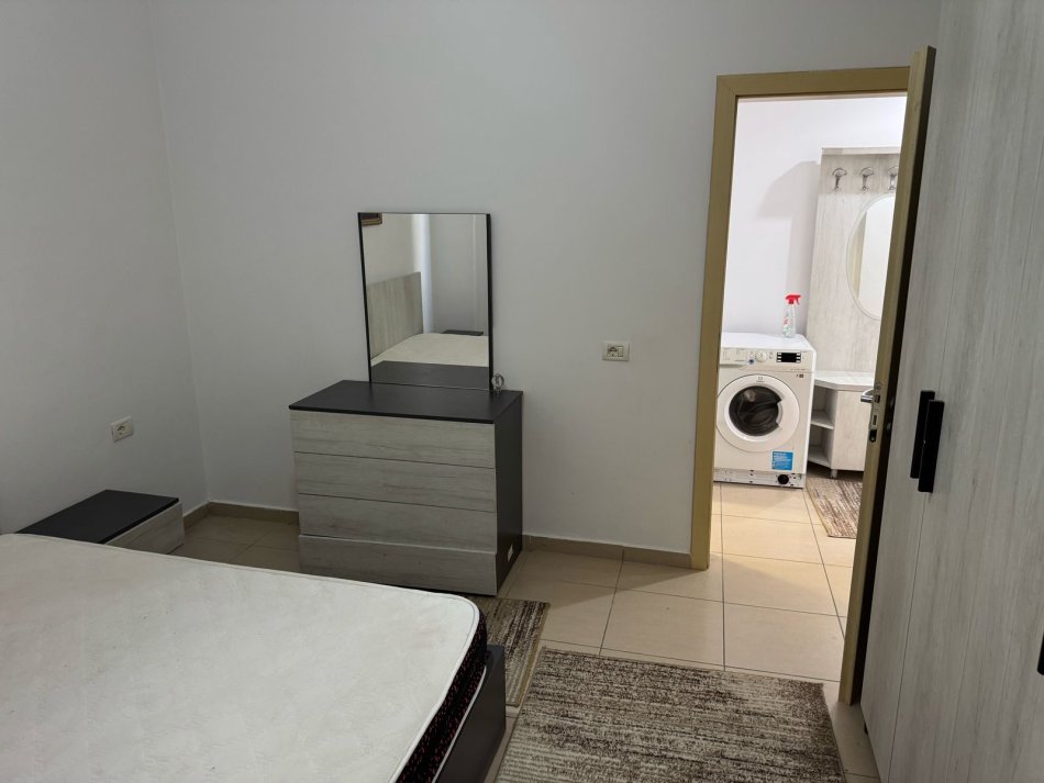 Tirane, jepet me qera apartament 1+1+Aneks+Ballkon , 65 m² 400 € (5 Maj)