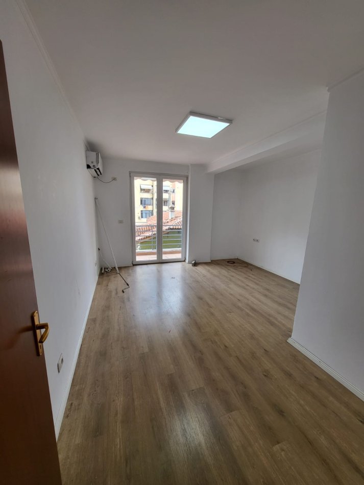 Tirane, jepet me qera zyre , Kati 2, 100 m² 600 € (Muhamet gjollesha)