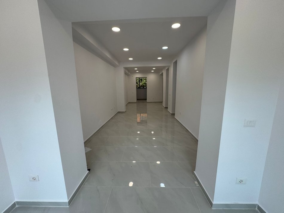 Tirane, shitet dyqan Kati 0, 65 m² 630.000 € (21 dhjetori)