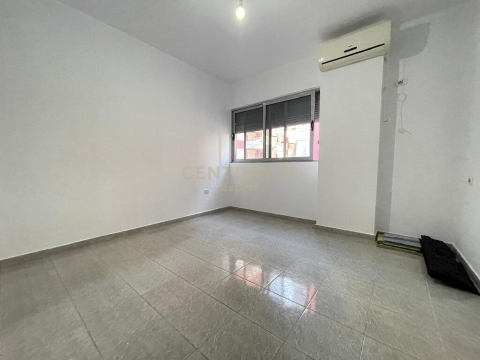 Tirane, shitet apartament 2+1 Kati 2, 108 m² 165.000 € (ndodhet Buze autostrades tek rrethrrotullimi i Selites , Tiranë)