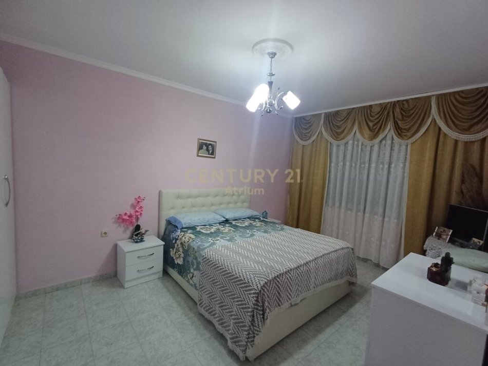 Tirane, shitet apartament 2+1+Ballkon Kati 1, 140.000 € (prane bllokut te ambasadave, perballe hotel COLOSSEO ne rrugen e Durresit)