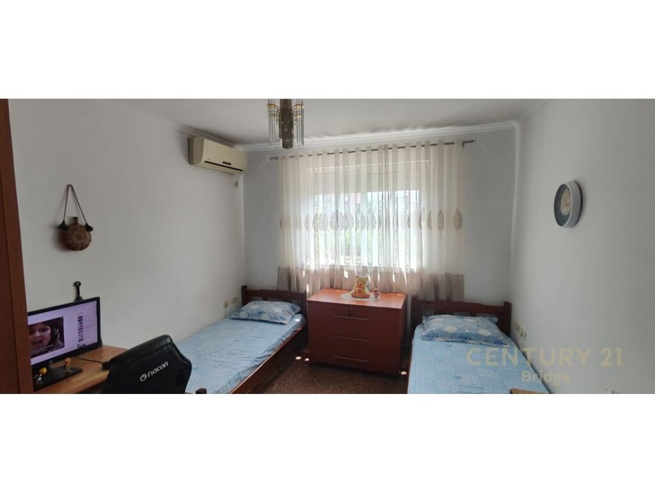 Tirane, shitet apartament 2+1+Ballkon Kati 4, 70 m² 110.000 € (PRANË MATERNITETIT TË RI)