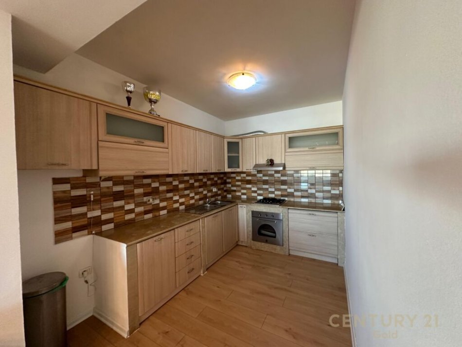 Tirane, shitet apartament 2+1+Ballkon Kati 4, 114 m² 199.000 € (prane rruges "RIZA CEROVA")
