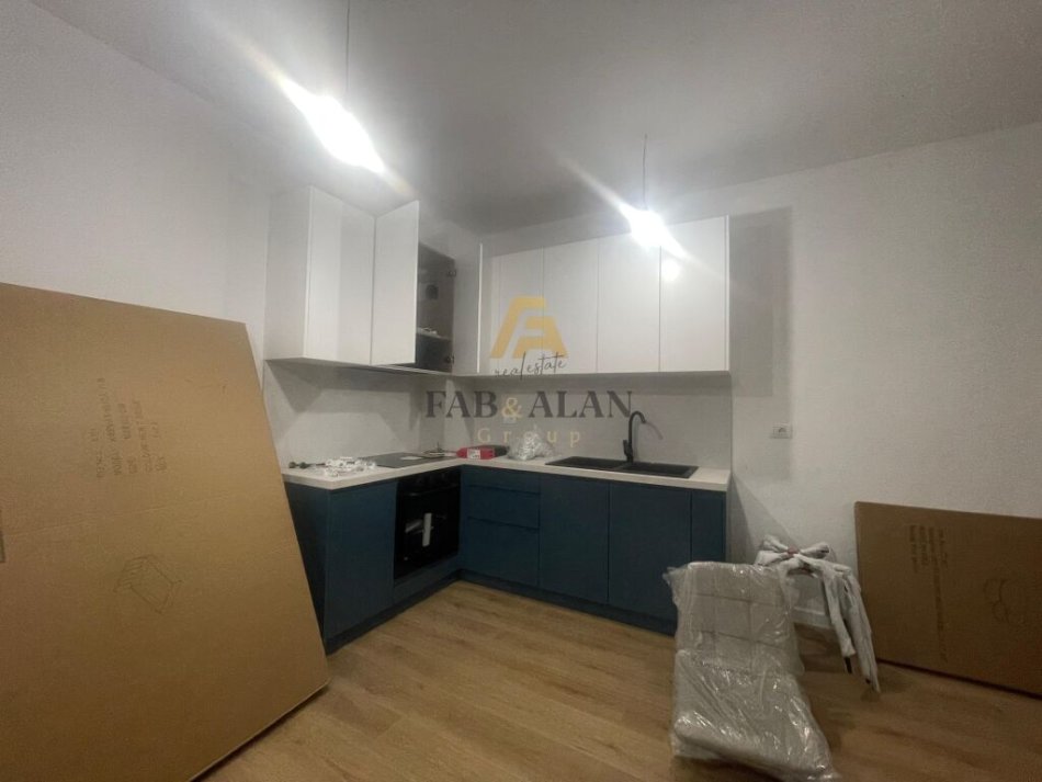 Tirane, jepet me qera apartament 3+1 Kati 9, 113 m² 700 € (Kryqezimi i Laprakes)