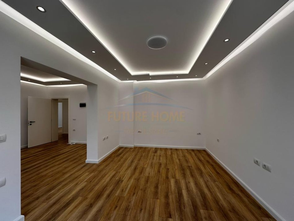 Tirane, jap me qera ambjent biznesi Kati 3, 104 m² 900 € (Rruga Mine Peza)