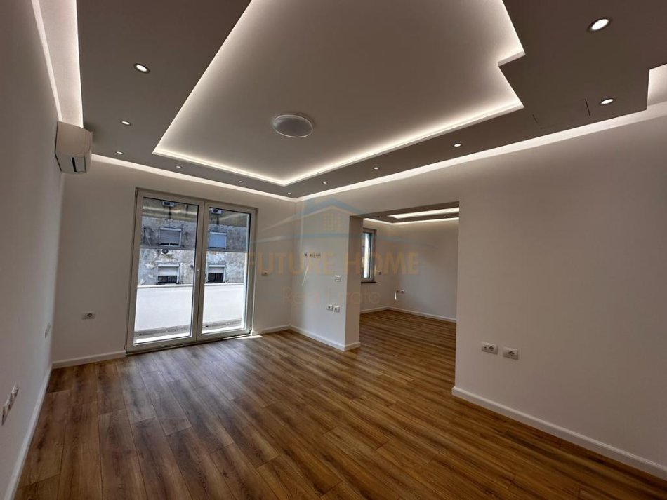 Tirane, jap me qera ambjent biznesi Kati 3, 104 m² 900 € (Rruga Mine Peza)