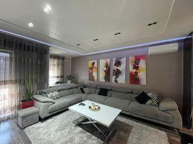 Tirane, jap me qera apartament 3+1+BLK Kati 8, 125 m² 800 Euro (KOMPLEKSI KONTAKT, 21 DHJETORI)