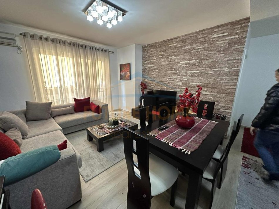 Tirane, jepet me qera 2+1 Kati 3, 95 m² 550 € (Unaza e re)