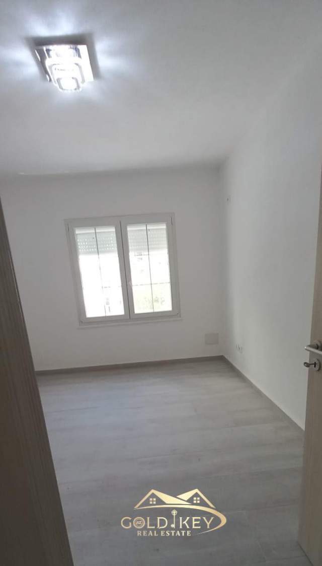 Durres, jepet me qera ambjent biznesi Kati 1, 110 m² 500 Euro (Drejtoria Tatimore, Durres)
