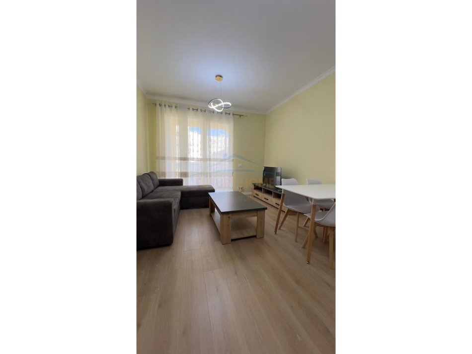 Tirane, jepet me qera apartament 2+1+Ballkon Kati 4, 100 m² 550 € (yzberisht tirane)