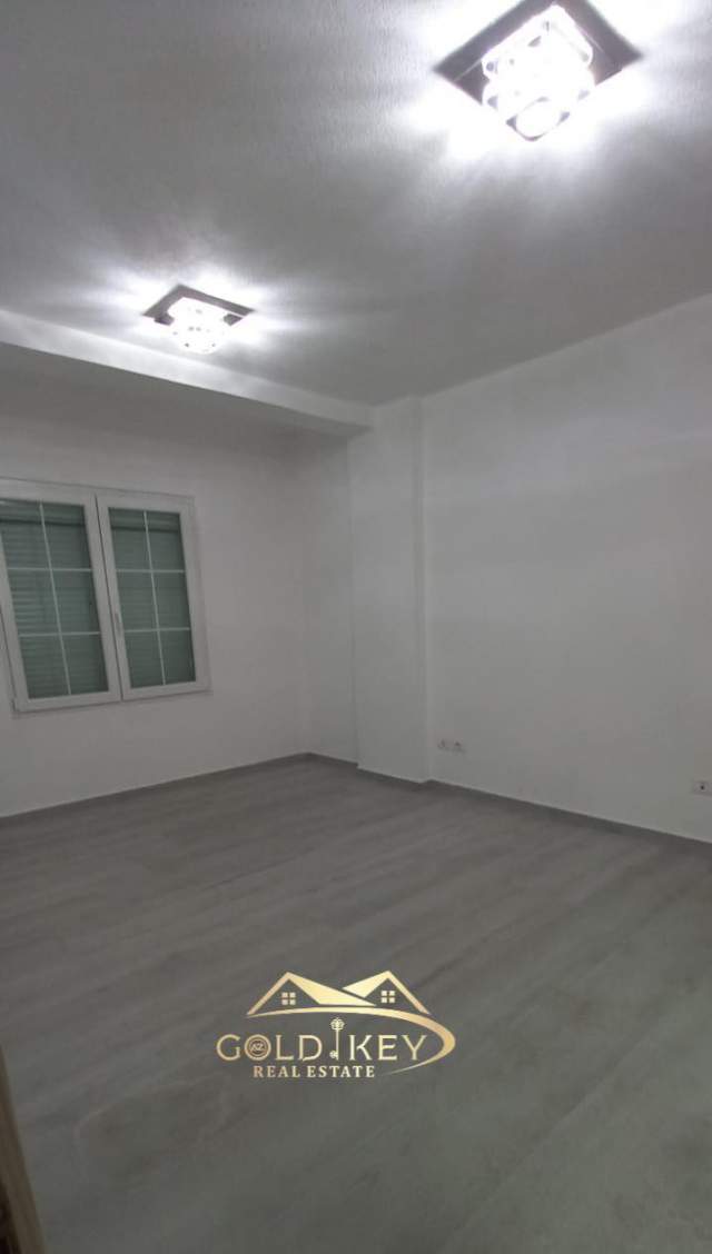 Durres, jepet me qera ambjent biznesi Kati 1, 110 m² 500 Euro (Drejtoria Tatimore, Durres)