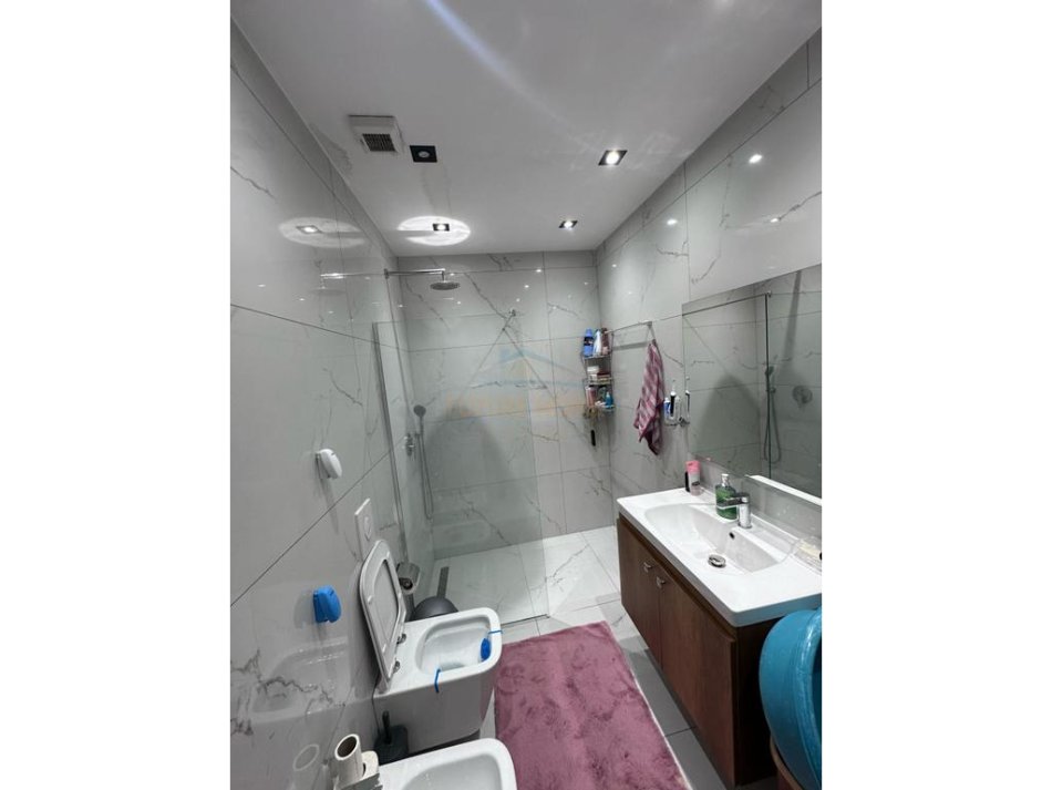 Tirane, shes apartament 2+1 Kati 9, 128 m² 140.000 € (Yzberisht)