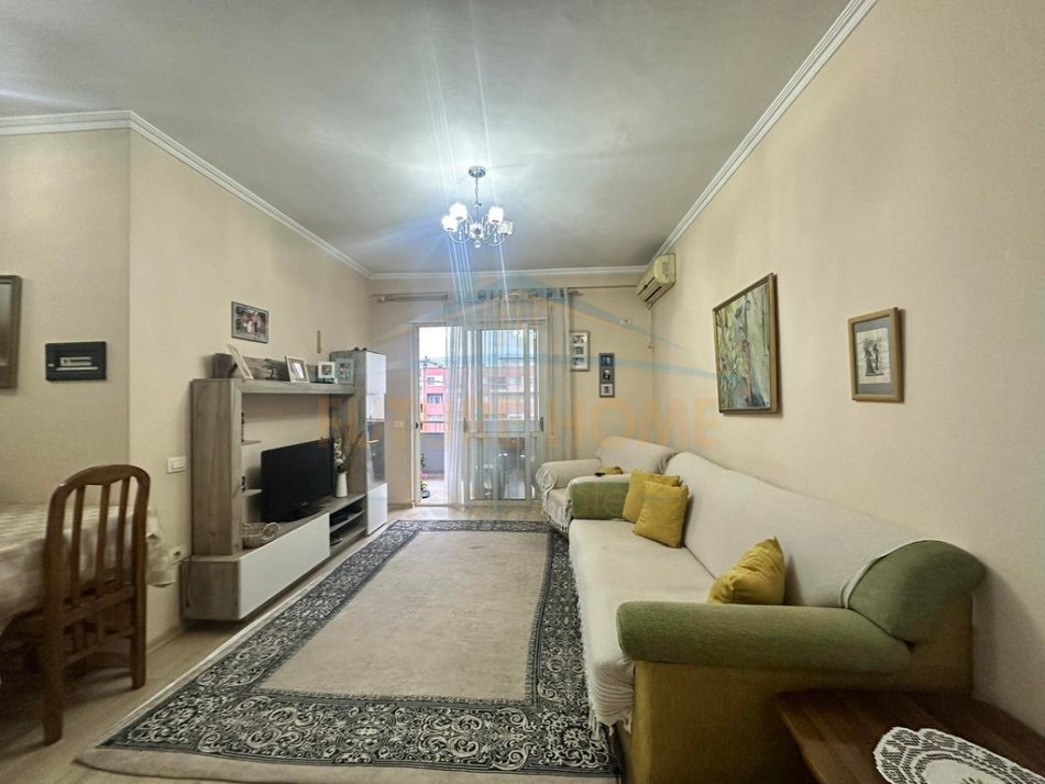 Tirane, jap me qera apartament 1+1 Kati 7, 69 m² 450 € (UNAZA E RE)